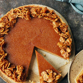 Gypsy tart with bay leaves and cereal crumble