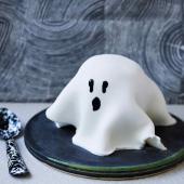 Halloween ghost mug cake