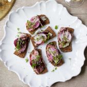 Crispy rye toasts with rare roast beef, beetroot and radish