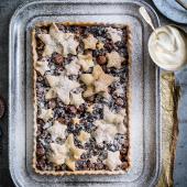 Mince pie shortbread tart with vanilla cream