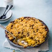 Apple and chocolate cookie crumble