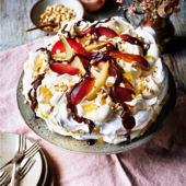 Roasted fruit meringue with ginger and chocolate