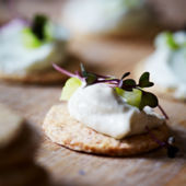 Oaty biscuits with creamy blue cheese
