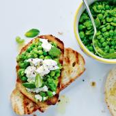 Pea, goats’ cheese and mint bruschetta 