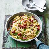 One-pot pasta with bacon and peas