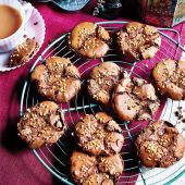 Chocolate-hazelnut ‘meringue’ cookies 