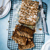 Carrot cake with cinnamon crumble