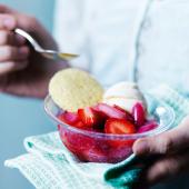 Rhubarb and strawberries with semolina biscuits 