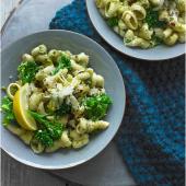 Lemony broccoli and anchovy pasta 