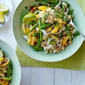 Pad Thai noodles with mango and crab