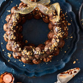 'Ferrero Rocher' profiterole wreath