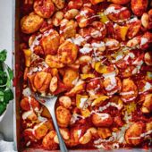 Patatas bravas traybake