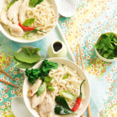 Green chicken curry with noodles