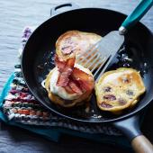 Cherry pancakes with crispy bacon 