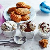 No-churn ‘hot cross bun’ ice cream with chocolate sauce 