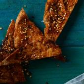 Pitta crisps with paprika, thyme and sesame