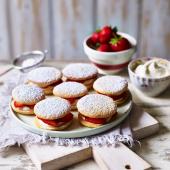 Strawberries and cream sponge kisses 