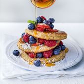Gluten-free oat pancakes with berries 