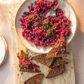 Beet tartare toasts