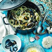 Spaghetti with mussels, bay and chilli