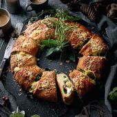 Bacon and spinach croissant wreath