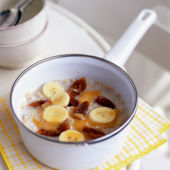 Porridge with figs, banana and manuka honey