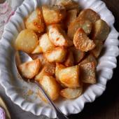 Roast potatoes with sesame seeds