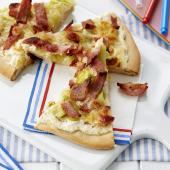 Bacon, leek and mozzarella pizza 