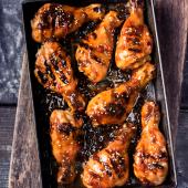 Barbecued chicken drumsticks with ginger barbecue sauce