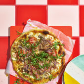 Pizza bianca with ham and mushrooms