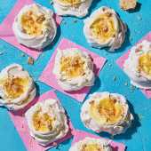 Mini lemon meringue crumbles