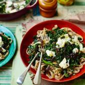 Wholewheat tagliatelle with kale, caramelised onions and goats’ cheese 