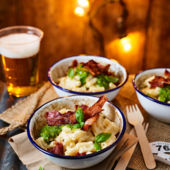 Macaroni cheese with crispy bacon and pesto
