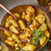 Crispy roast potatoes with thyme and garlic