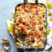 Macaroni cheese with spinach, tomatoes and spring onions