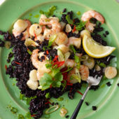 Fragrant scallops and prawns with black rice  