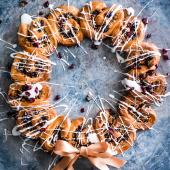 Sticky mincemeat bun wreath