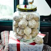 Snowball cinnamon-pecan cookies