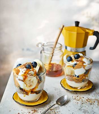 Blueberry and banana breakfast yogurt pots