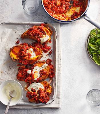 Baked sweet potatoes with chorizo chilli 