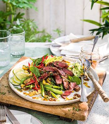 Grilled and raw corn salad with chipotle steak