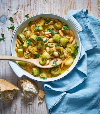 Caramelised leeks with butter beans