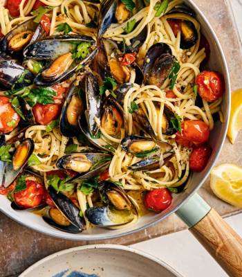 Linguine with cherry tomatoes and garlic butter mussels