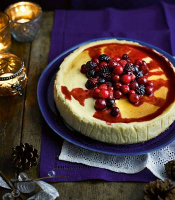 Berry and cinnamon baked cheesecake