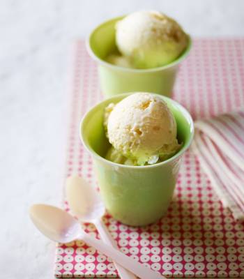 Honey and almond frozen yogurt