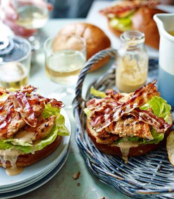 Barbecued chicken in brioche buns 