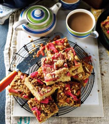 Rhubarb almond crumble traybake 