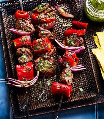 Smoky steak and red pepper kebabs with herby drizzle