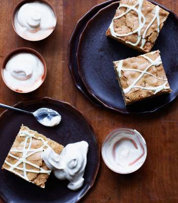 Blondie cappuccino squares with coffee cream