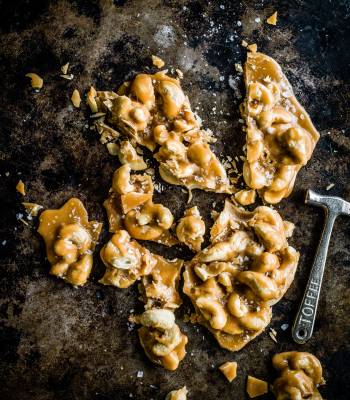 Salted cashew nut brittle